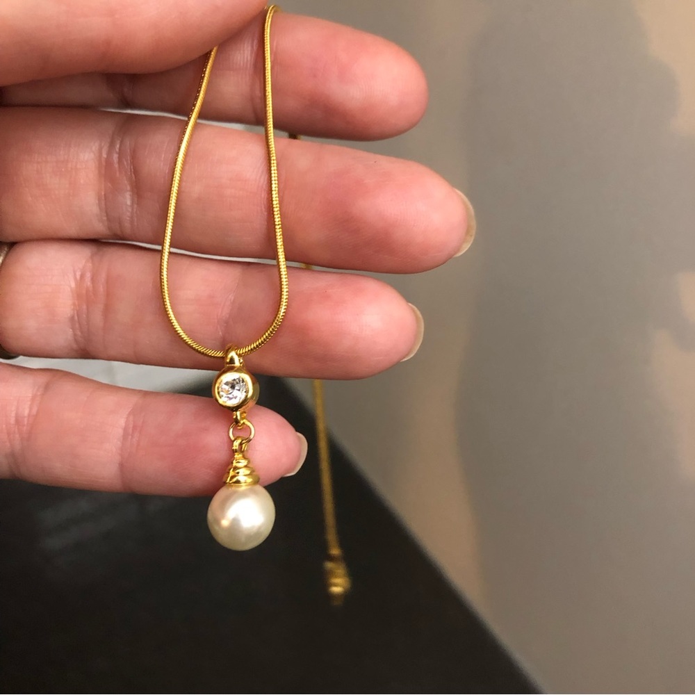 Women’s necklace and pearl / rhinestone pendant